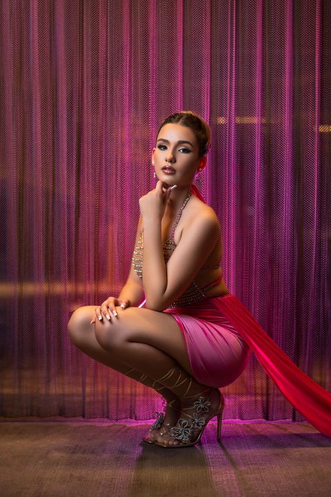 Quincea&ntilde;era photoshoot &mdash; pink dress fringe curtain at Miami Design District, Miami Visions Photography