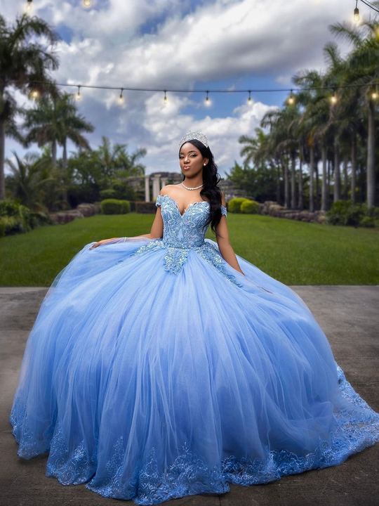 Quincea&ntilde;era photoshoot &mdash; blue ball gown palm lawn at Villa Turqueza, Miami Visions Photography