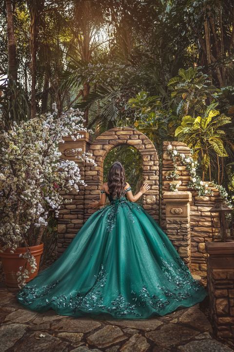Quincea&ntilde;era photoshoot &mdash; emerald gown stone arch wall at Villa Turqueza, Miami Visions Photography