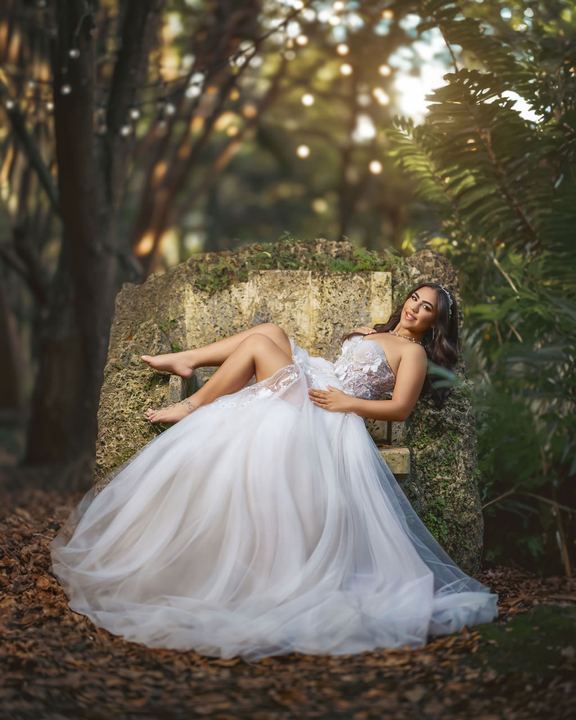 Quincea&ntilde;era photoshoot &mdash; white tulle gown moss bench at Villa Turqueza, Miami Visions Photography