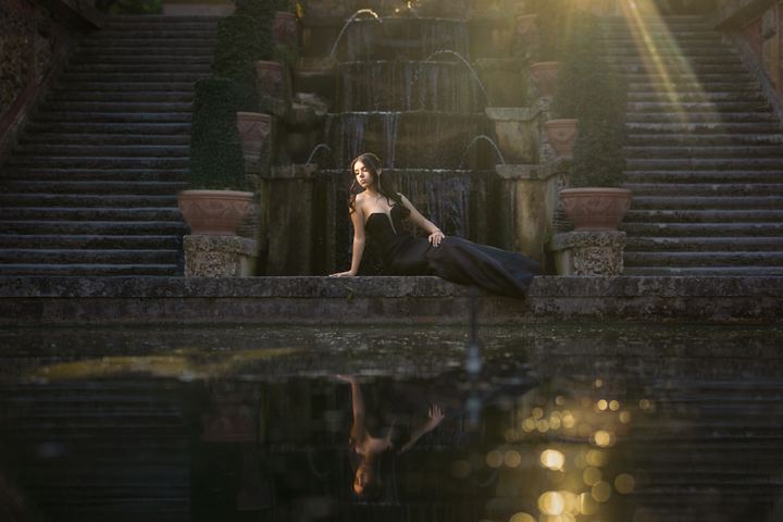 Quincea&ntilde;era photoshoot &mdash; black dress fountain reflection at Vizcaya Museum & Gardens, Miami Visions Photography